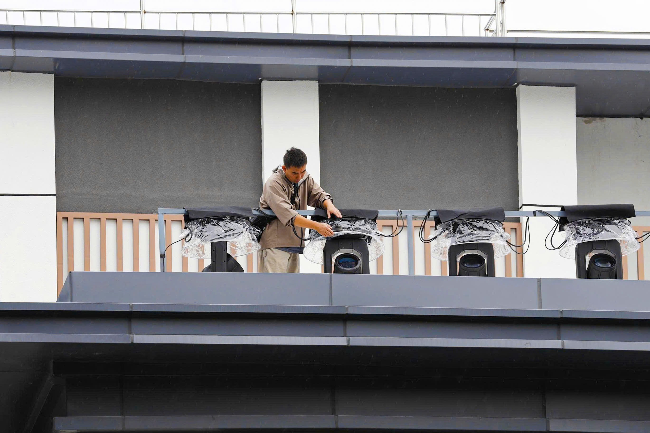 Hệ thống đèn chiếu sáng và giám sát an ninh được lắp đặt.