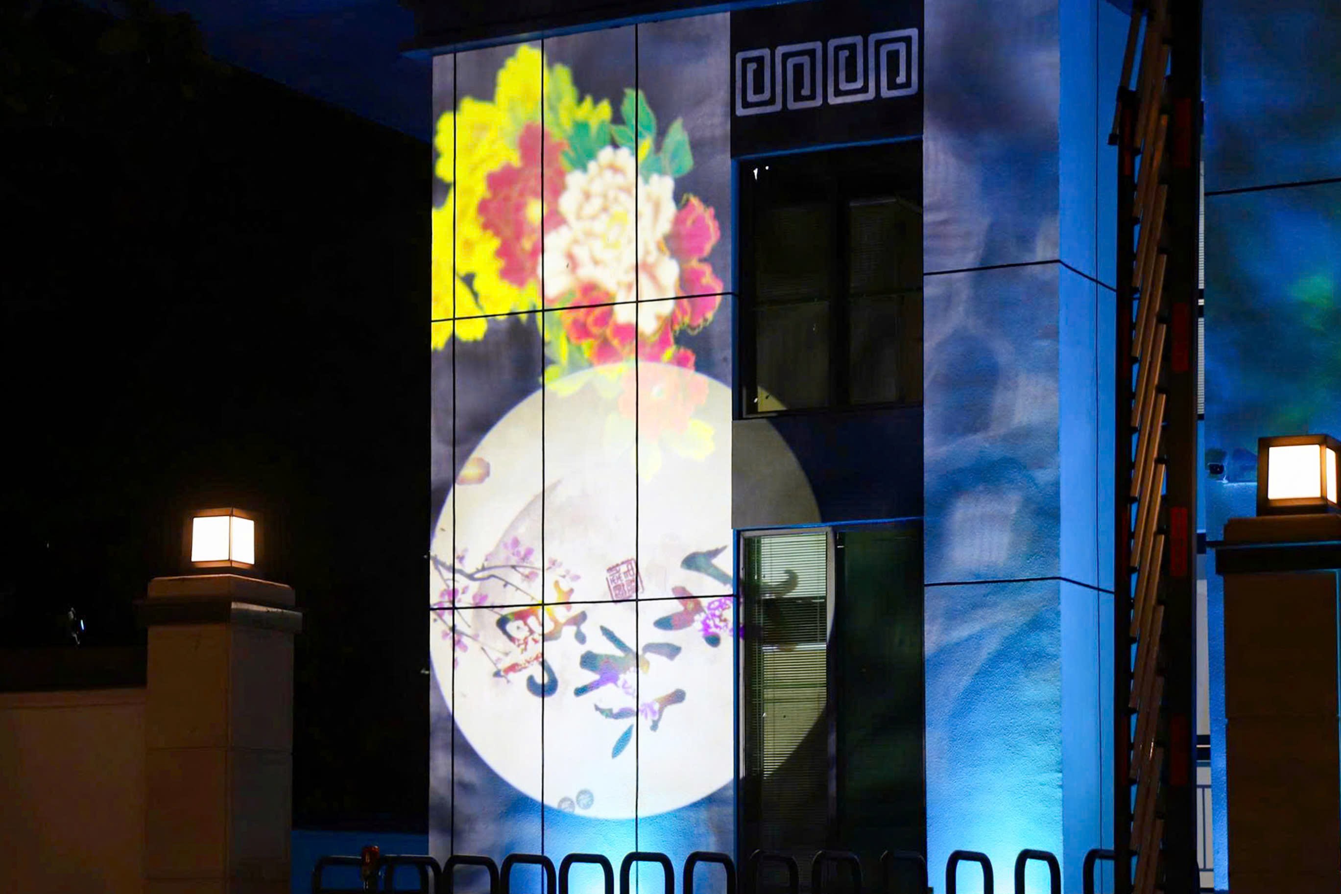 Đèn trang trí cùng hoa văn ấn tượng.