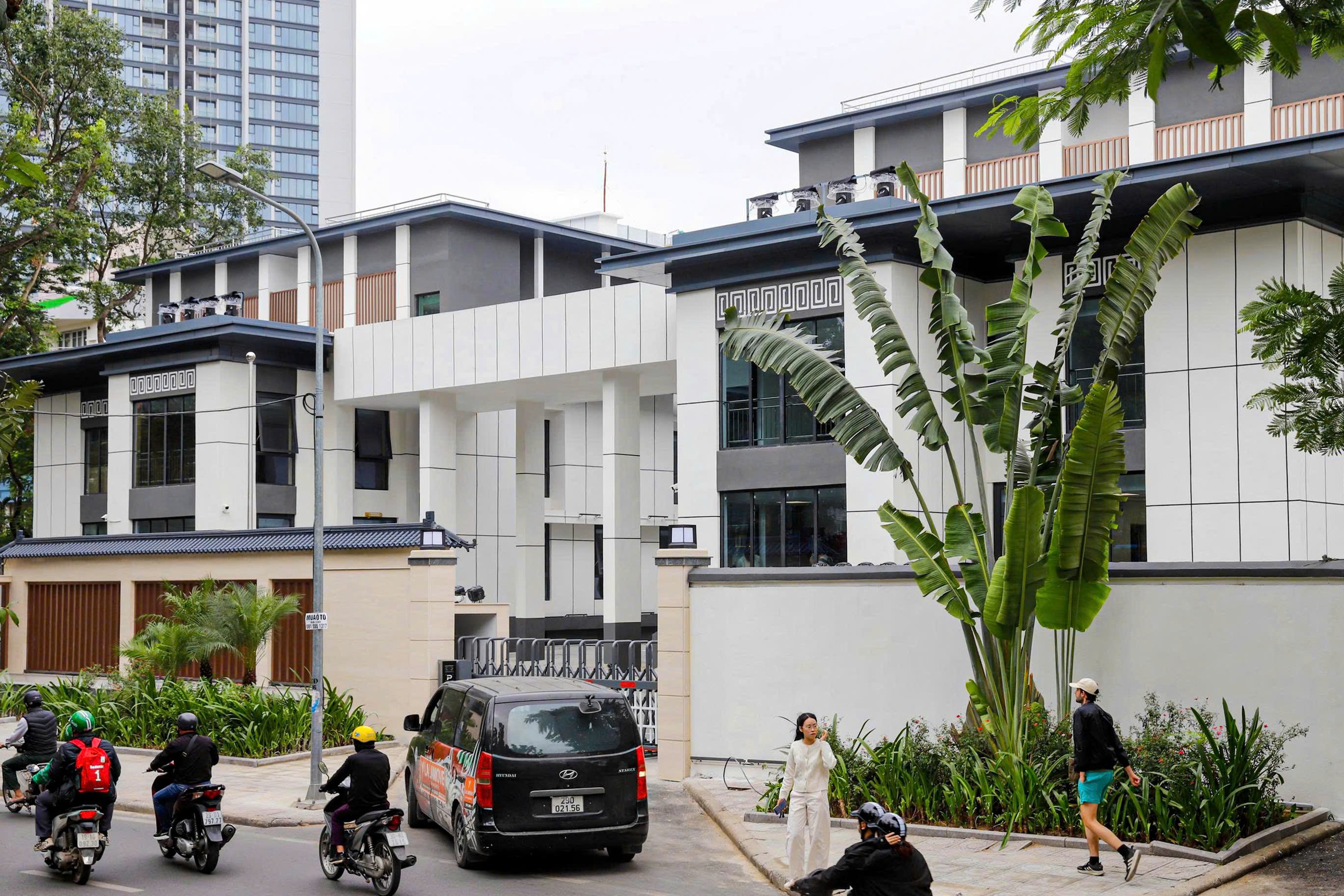 Theo một công nhân đang thi công tại ngôi nhà này thì đây là một công trình phục vụ các hoạt động ngoại giao, văn hoá.