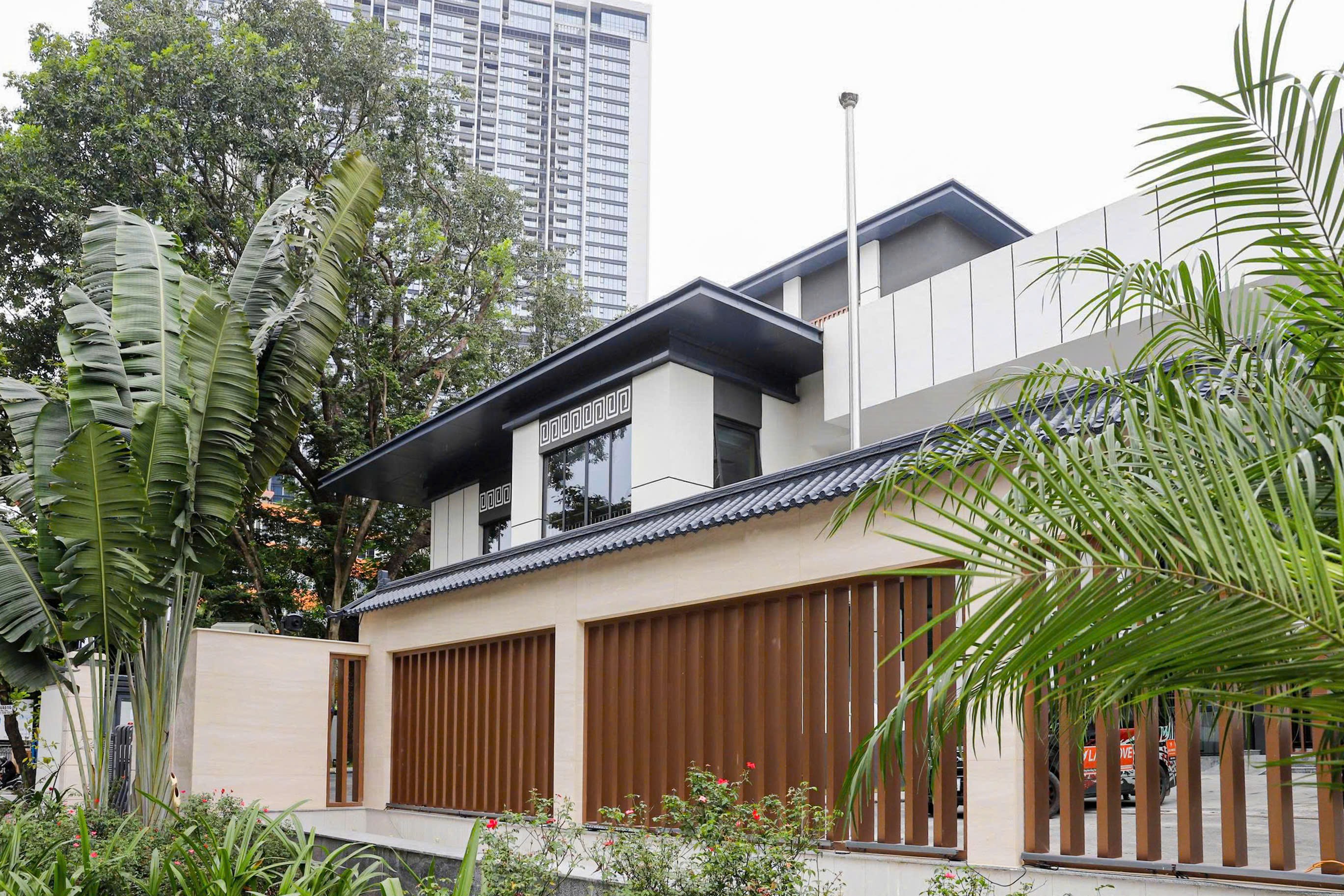 Hàng rào bao quanh mang thiết kế hết sức tươi mới và hiện đại.