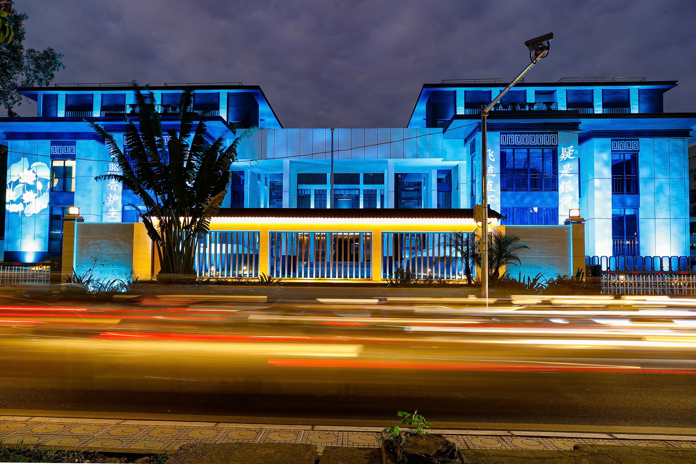 Ánh sáng xanh khiến ngôi nhà nổi bật lên giữa đêm tối, thu hút sự quan tâm của bất kỳ ai khi đi qua nơi đây.