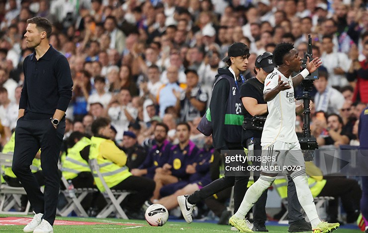 Vinicius phản ứng dữ dội vì bị HLV Alonso rút ra sân