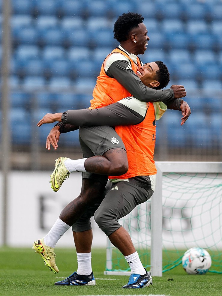 Vinicius tươi cười trên sân tập, khép lại sóng gió nội bộ ở Bernabeu
