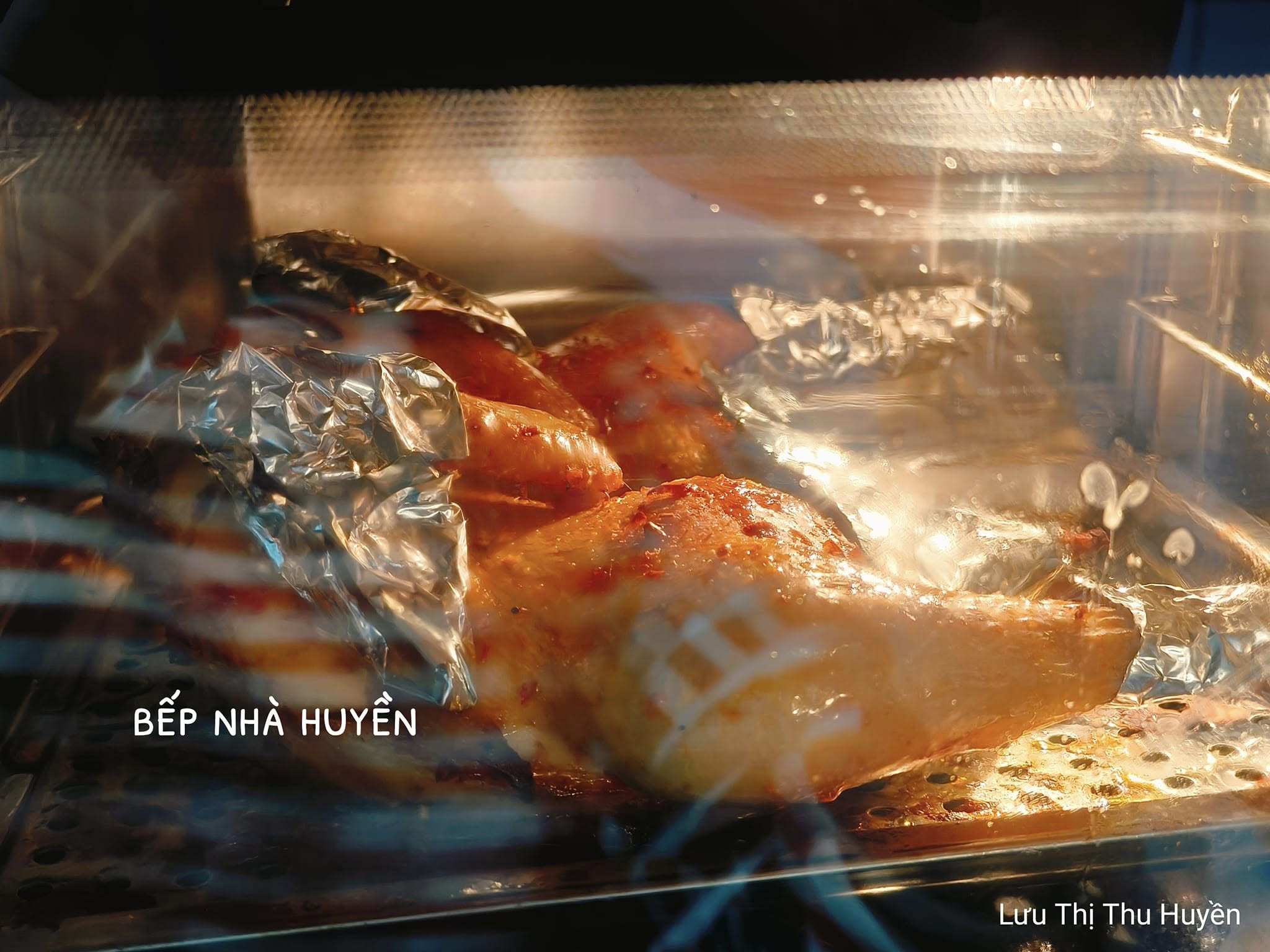 Nướng 170 độ trong 30-40 phút, tùy gà to hay nhỏ. Trong lúc nướng, những chỗ hay bị cháy như cánh, đùi nên dùng giấy bạc bọc lại.