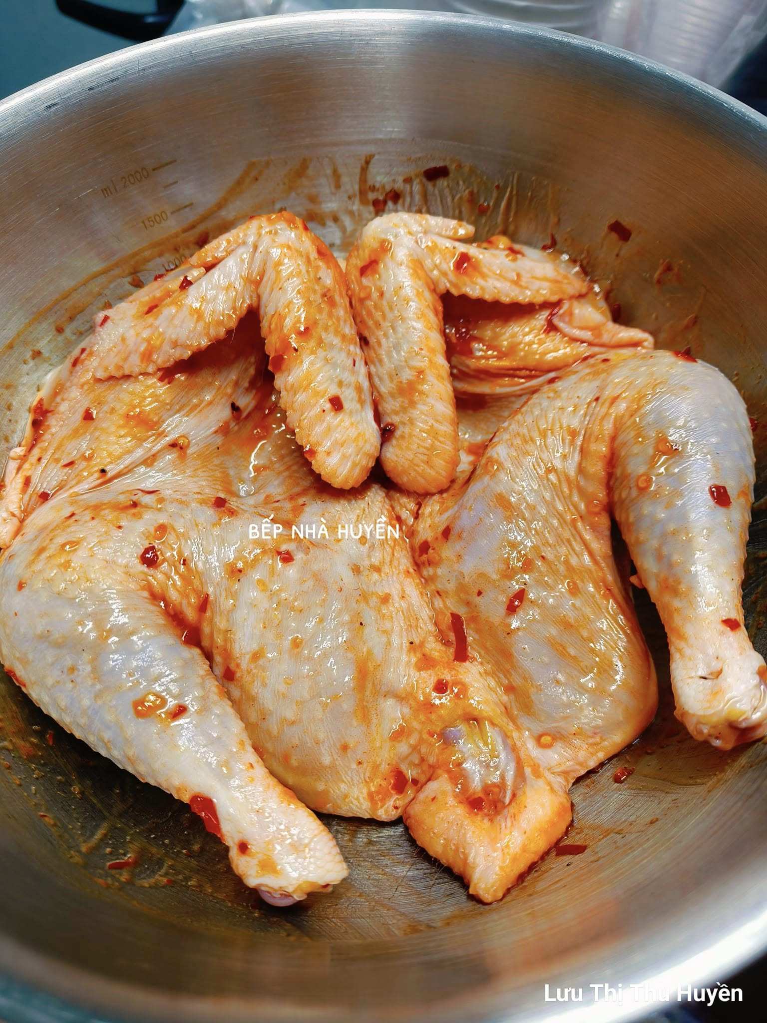 Trộn đều hỗn hợp sốt muối ớt, ướp gà trong khoảng 3 tiếng hoặc qua đêm trong tủ lạnh.