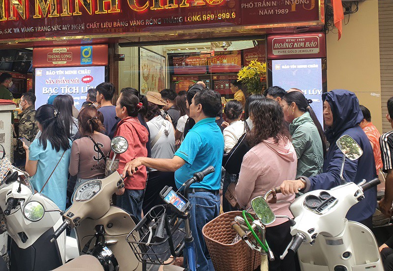 Đa số những người đi xếp hàng mua vàng là người lớn tuổi.