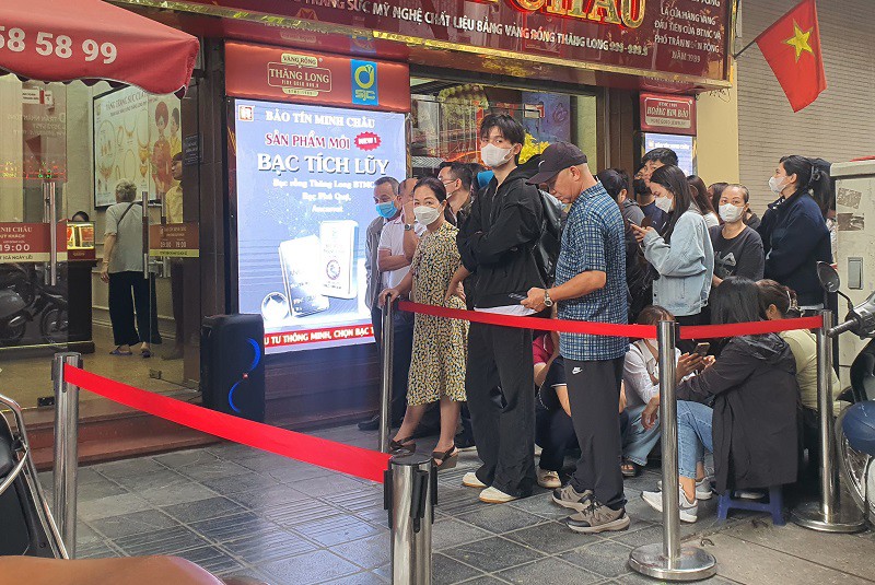 Người mua vàng phải chờ đợi cả tiếng, còn người bán vàng được ưu tiên vào trước.