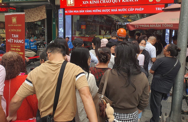 Một số người mang vàng đi bán nhưng đắn đo không biết nên bán hay không.