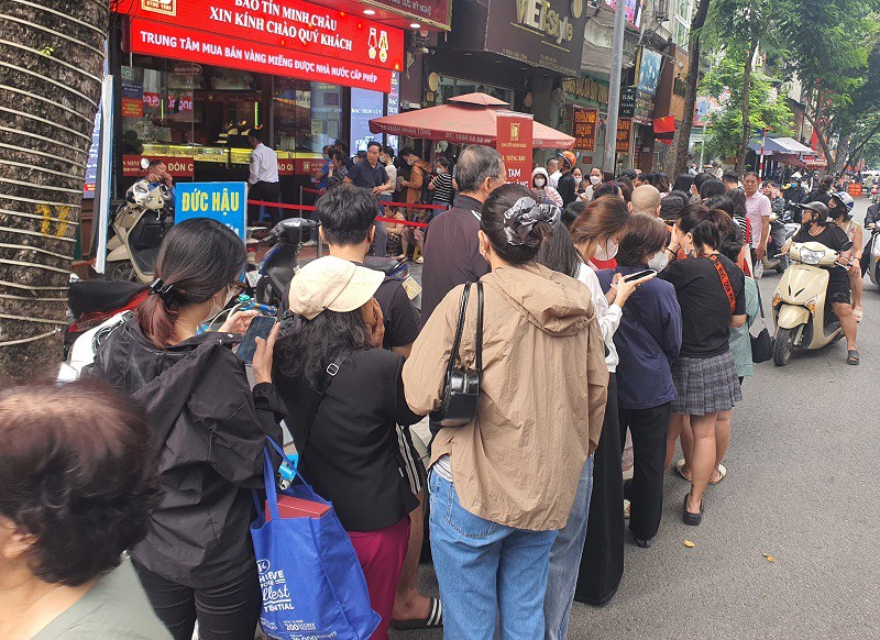Do phải xếp hàng lâu nên có một số người nhận xếp hàng thuê tính phí trước cửa tiệm vàng.