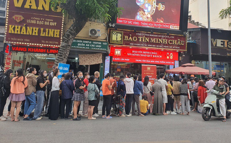Nhiều người xếp hàng mua vàng nhưng người bán cũng rất đông.