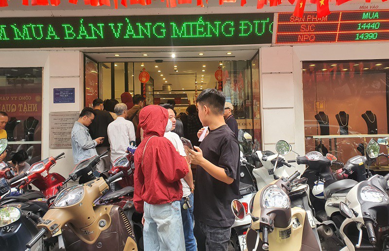 Do không chịu được áp lực lên xuống của giá vàng, có người mang vàng đi bán cắt lỗ.