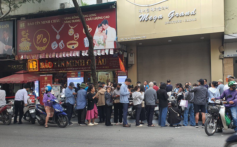 Dịch vụ xếp hàng thuê có giá từ 100-200 nghìn đồng/lượt, thậm chí lên tới 100 nghìn đồng/chỉ.