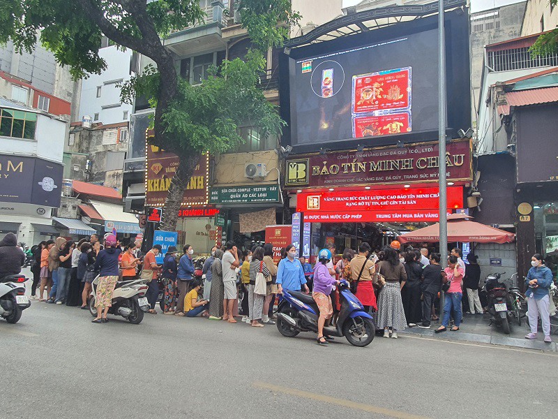 Người dân xếp hàng mua bán trước cửa hàng vàng lớn tại Hà Nội sáng nay.