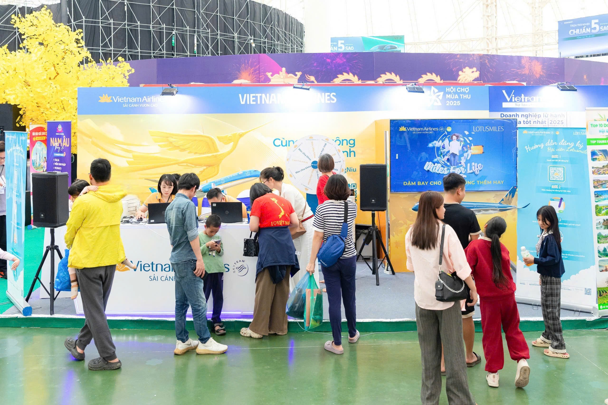 Gian hàng Vietnam Airlines hút khách tham quan tại Hội chợ Mùa thu 2025 - 1