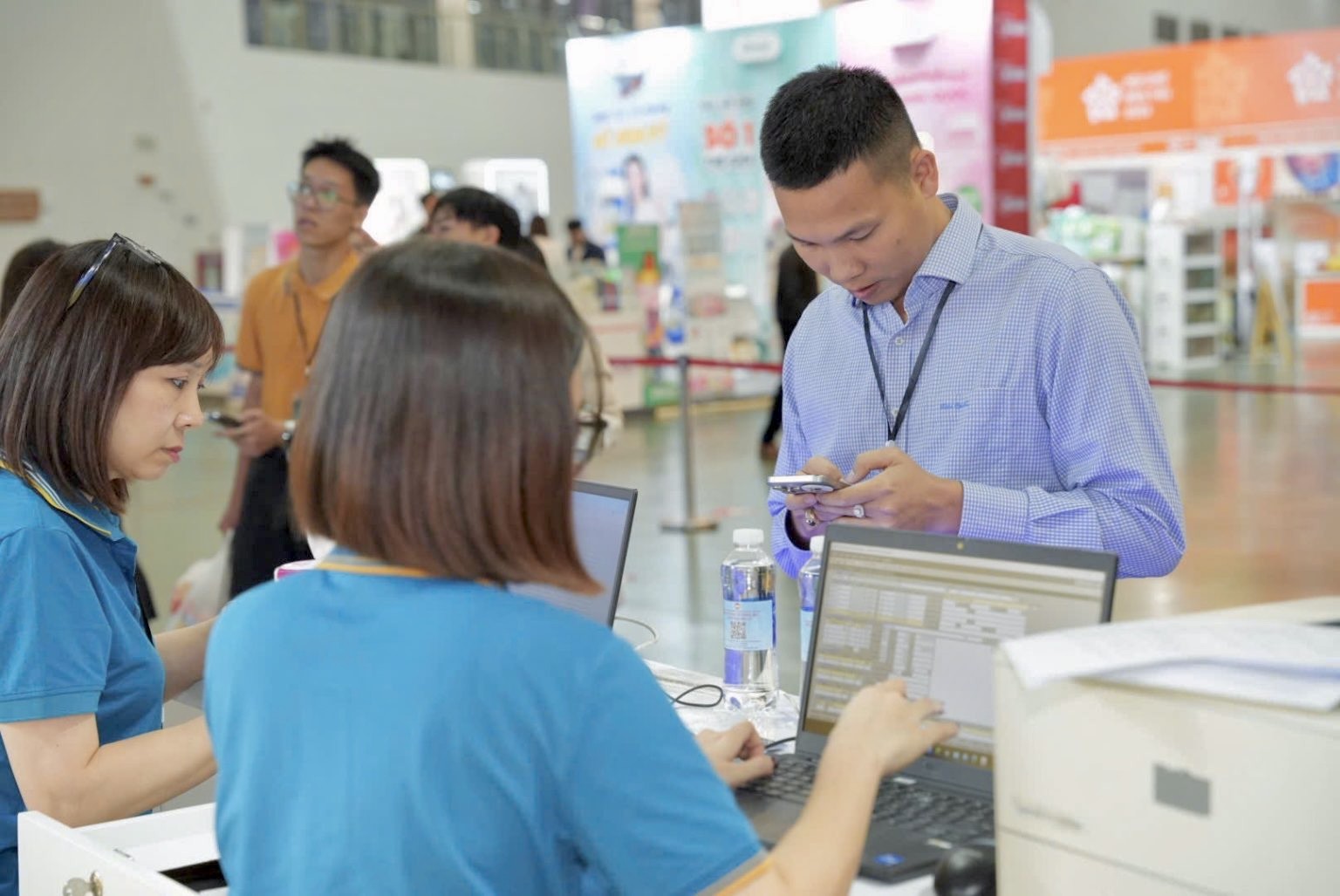 Gian hàng Vietnam Airlines hút khách tham quan tại Hội chợ Mùa thu 2025 - 2