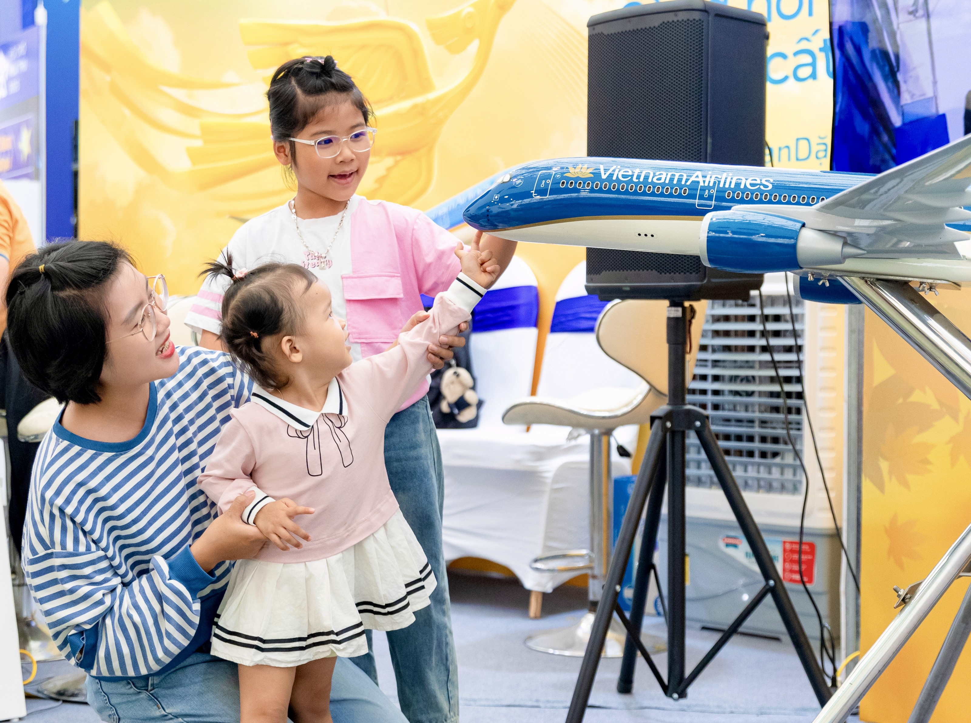 Gian hàng Vietnam Airlines hút khách tham quan tại Hội chợ Mùa thu 2025 - 3