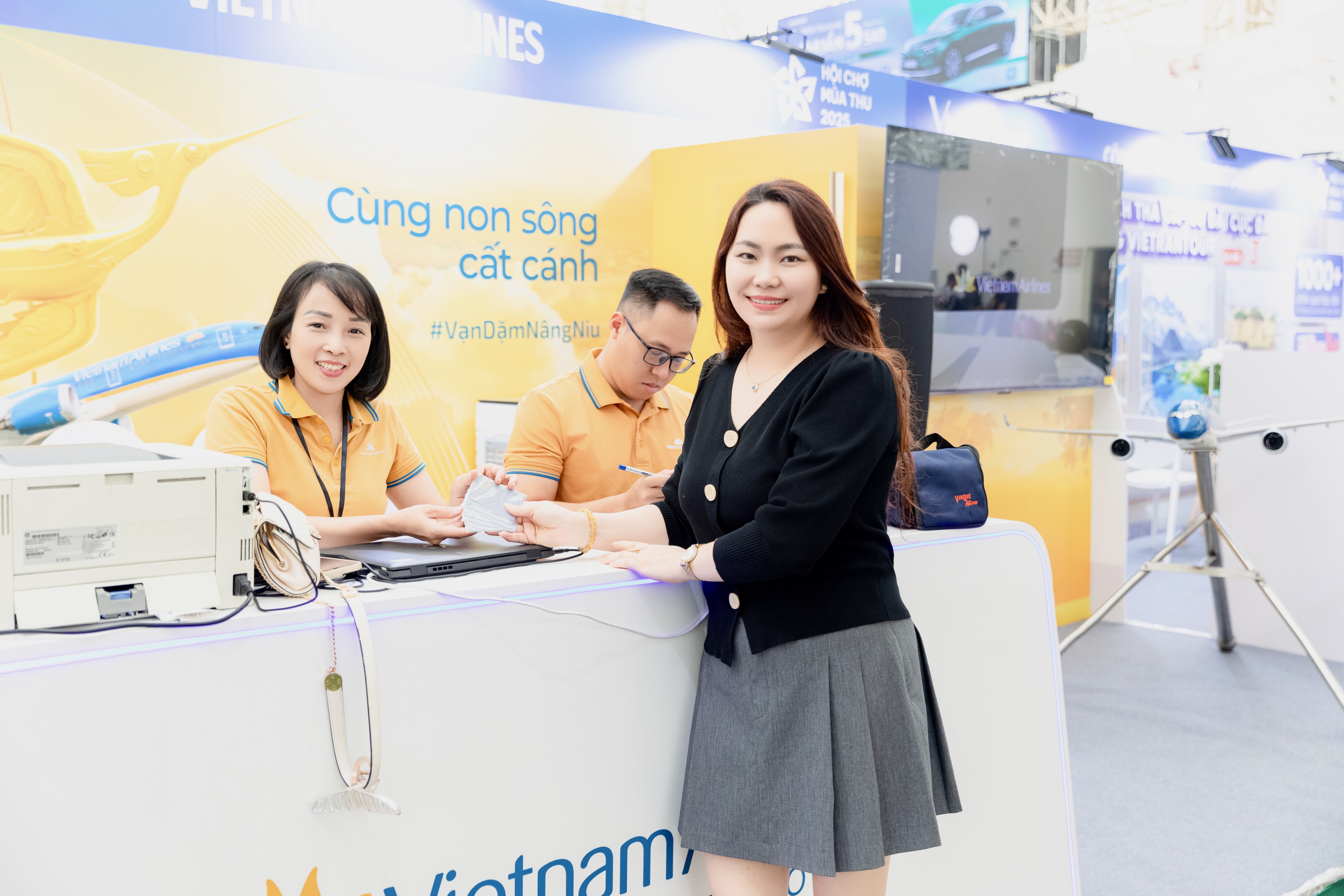 Gian hàng Vietnam Airlines hút khách tham quan tại Hội chợ Mùa thu 2025 - 4