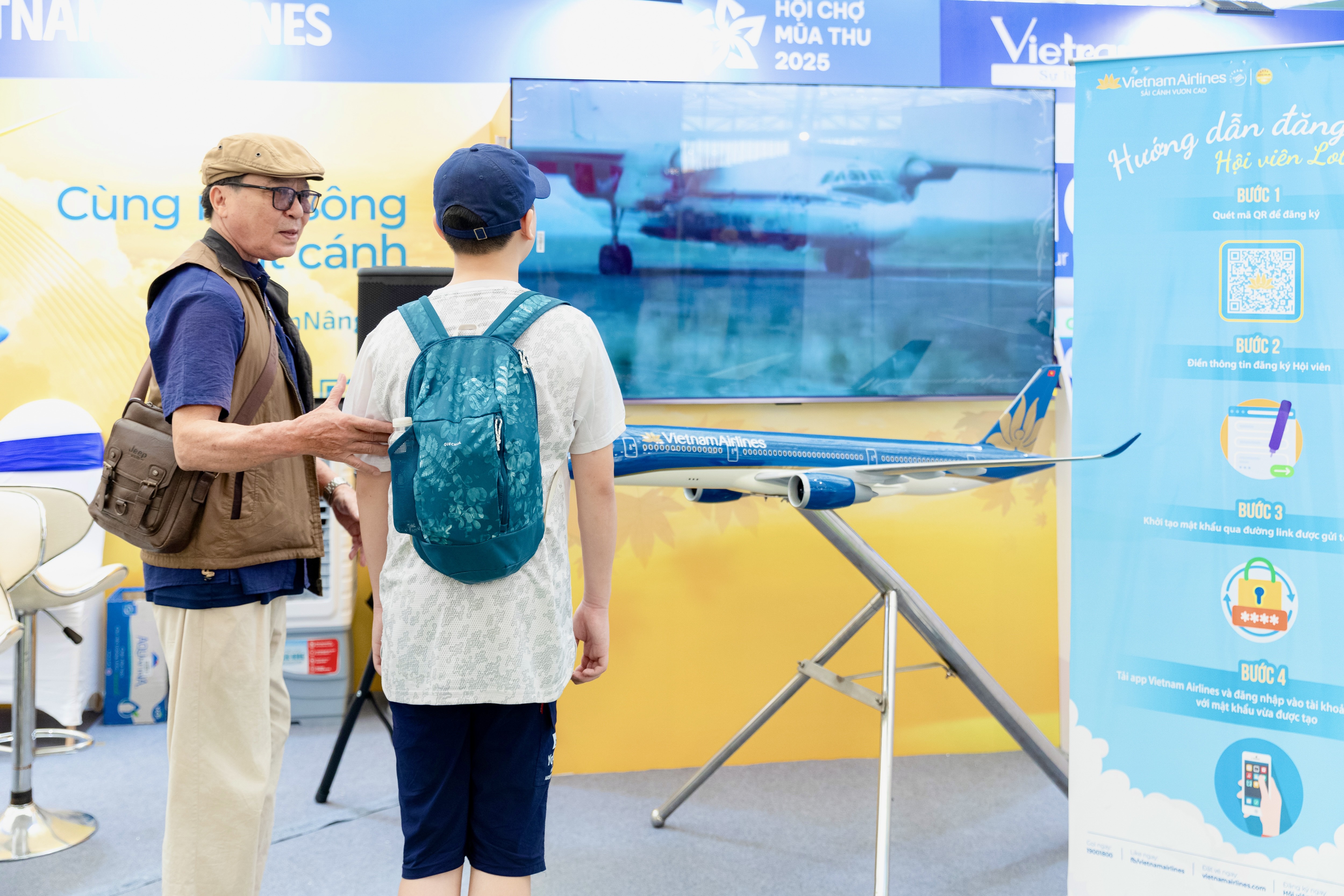 Gian hàng Vietnam Airlines hút khách tham quan tại Hội chợ Mùa thu 2025 - 6