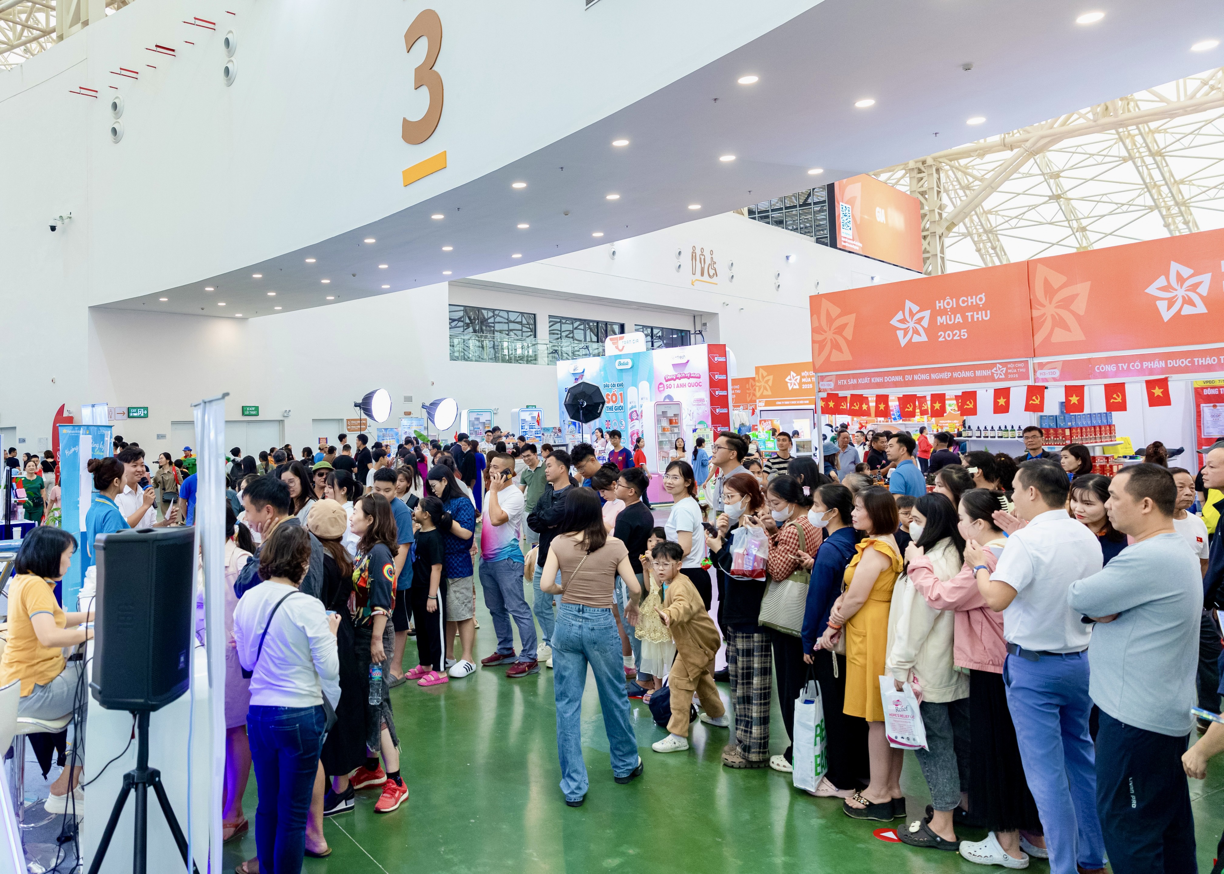 Gian hàng Vietnam Airlines hút khách tham quan tại Hội chợ Mùa thu 2025 - 7