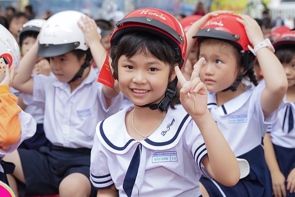 Những chiếc mũ bảo hiểm xinh xắn, đạt chuẩn Quốc gia được trao tặng đến các em học sinh lớp Một khu vực miền Trung