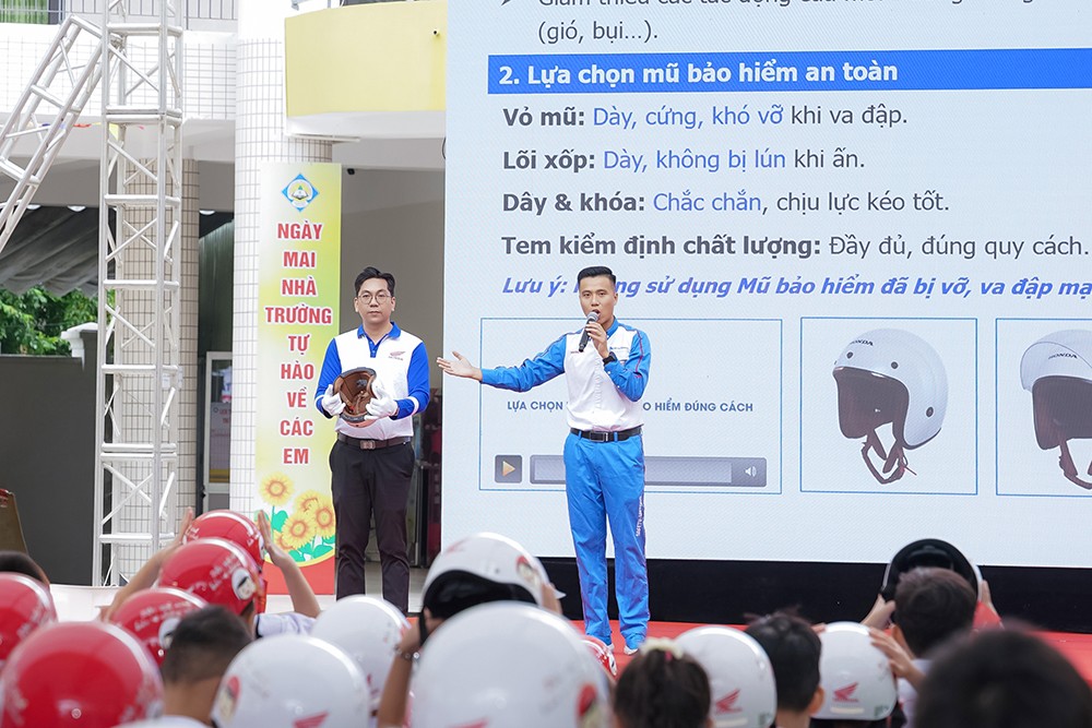 Hướng dẫn viên Honda Việt Nam đào tạo kiến thức an toàn giao thông cho các em học sinh