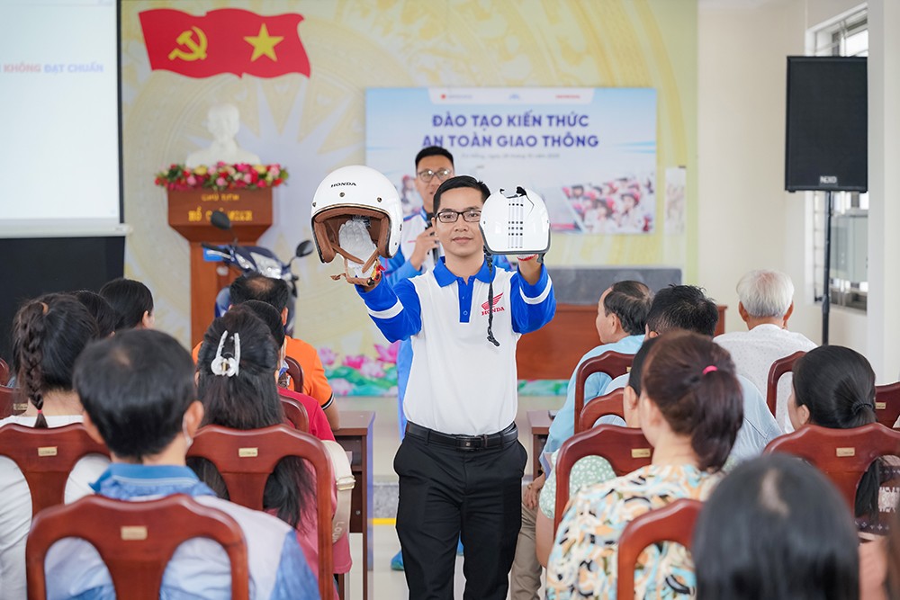 Hướng dẫn viên Honda Việt Nam hướng dẫn phân biệt mũ bảo hiểm đạt chuẩn và mũ bảo hiểm không đạt chuẩn