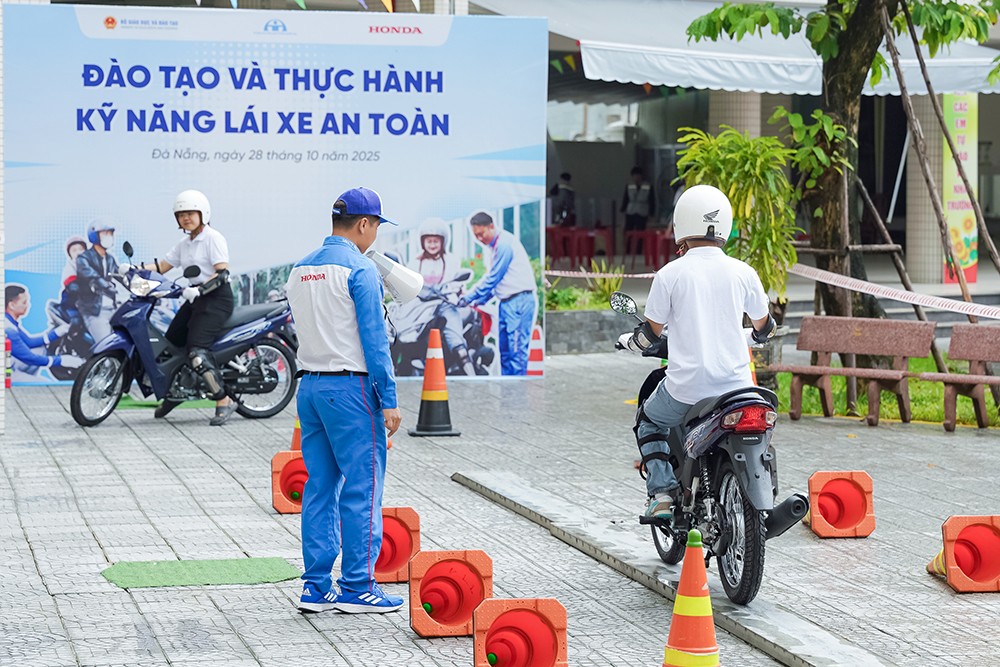 Phụ huynh thực hành lái xe an toàn trên sa hình