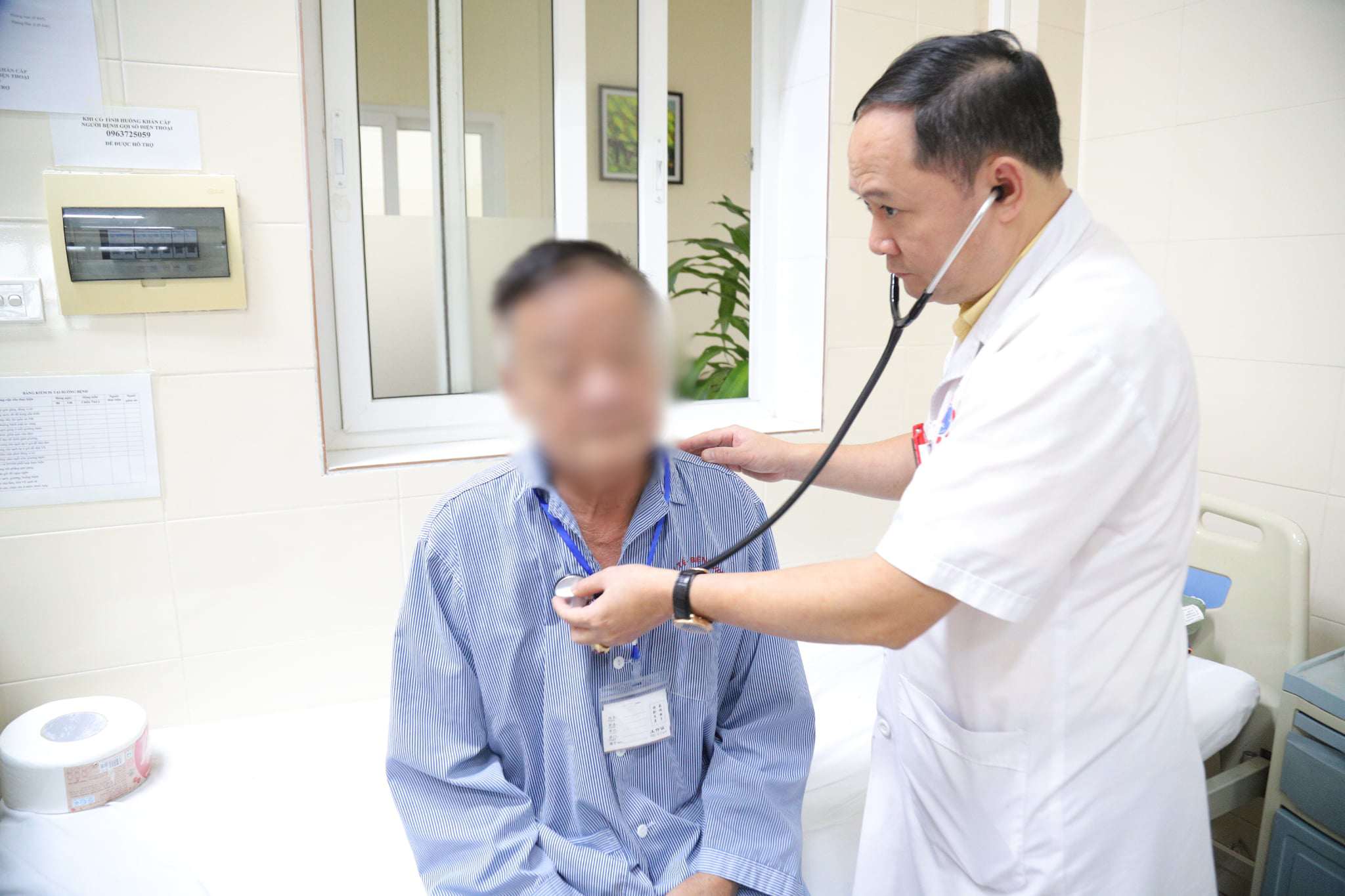 Bác sĩ thăm khám cho bệnh nhân sau phẫu thuật.