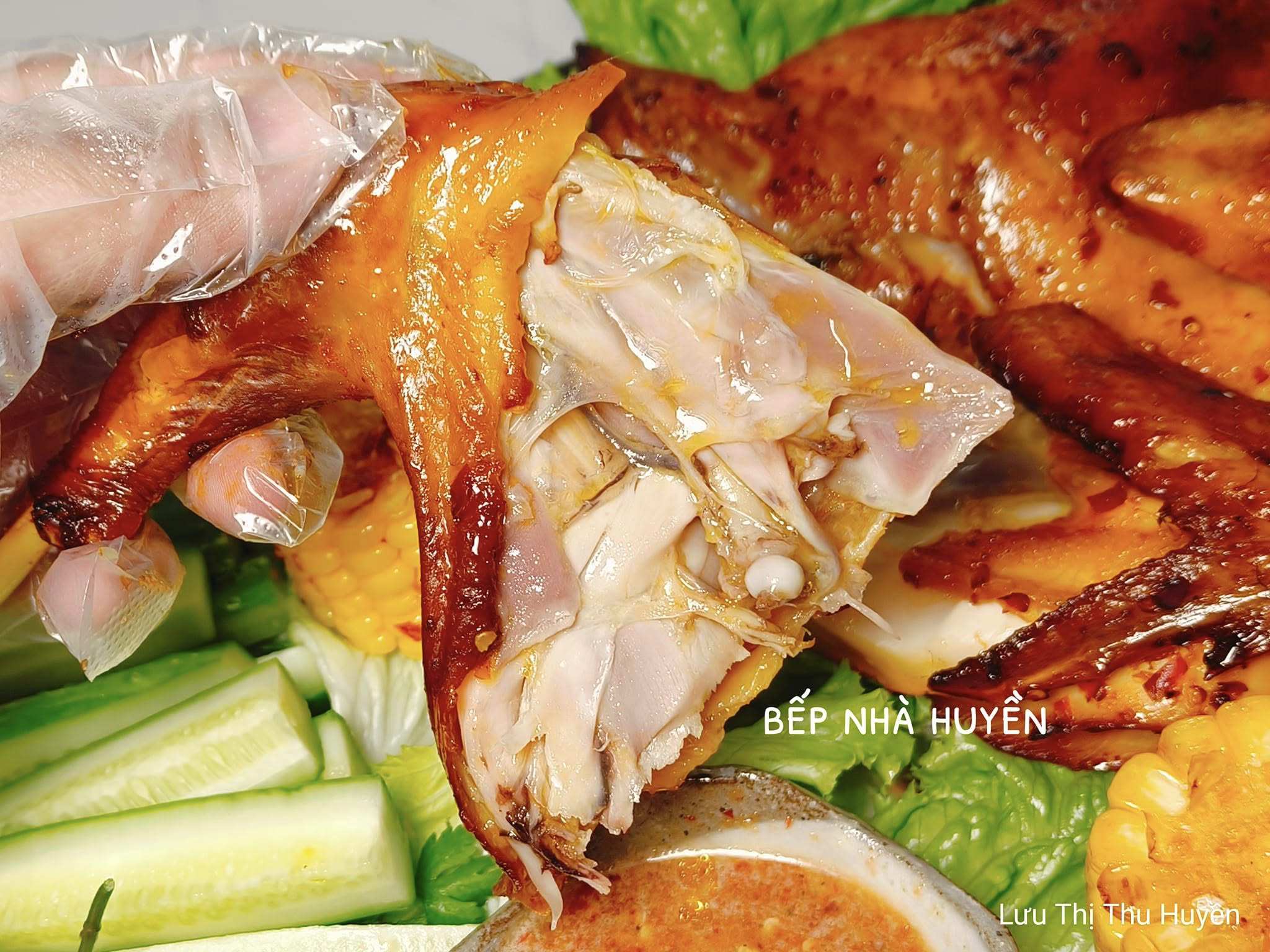 Thịt gà chín vàng giòn bên ngoài, mềm mọng bên trong. Chấm cùng nước chấm "thần thánh" ngon khó cưỡng.