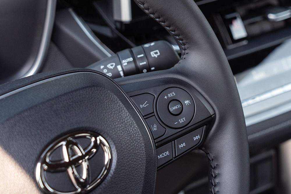 Trang bị an toàn được tích hợp dạng nút bấm trên vô-lăng rất tiện lợi