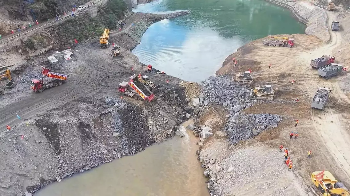 Trung Quốc chặn dòng chảy sông Nhã Lung để xây hai nhà máy thủy điện mới. Ảnh: Bastille Post.