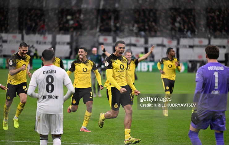 Dortmund đánh bại Frankfurt trên chấm luân lưu