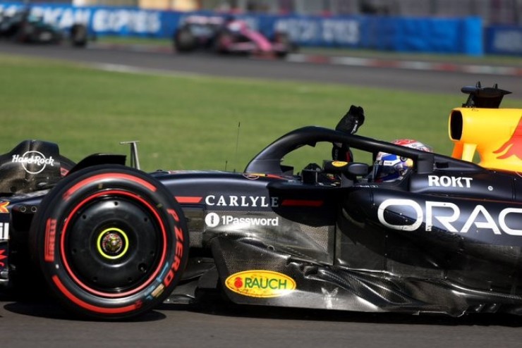 Verstappen tiếp tục thu hẹp khoảng cách với bộ đôi McLaren