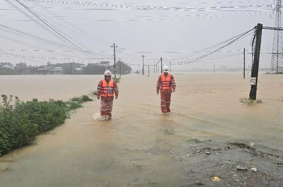 Nhân viên điện lực ứng trực tại các điểm ngập lũ.