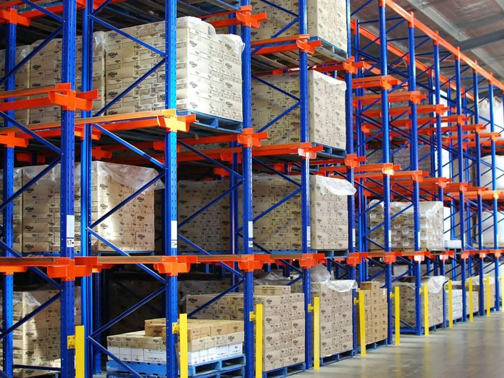 Kệ Drive In chứa hàng sâu trong kho dùng xe nâng ra vào