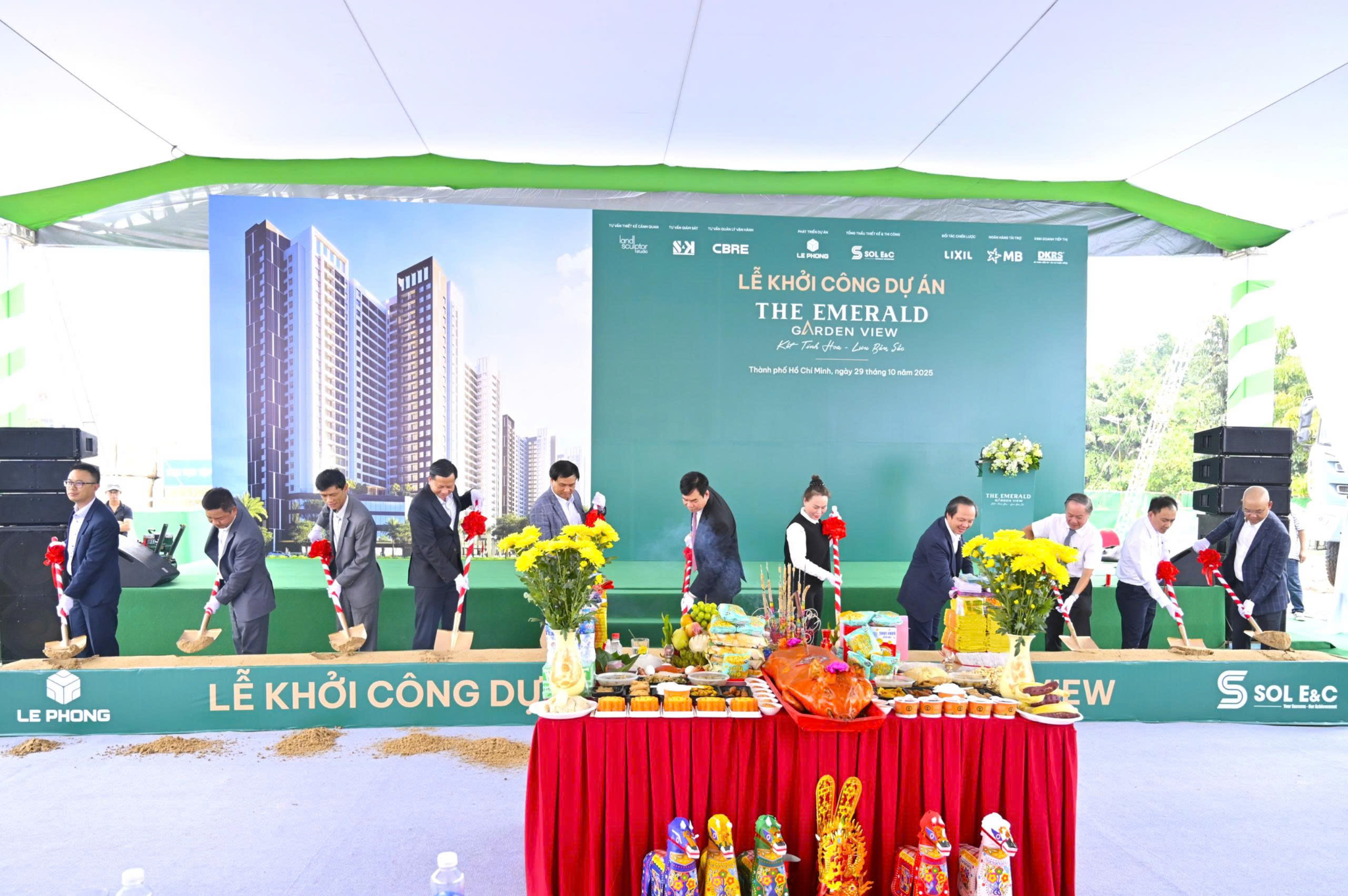 Đại diện Lê Phong Group và các đối tác thực hiện nghi thức Khởi công dự án The Emerald Garden View sáng 29/10 tại TP.HCM