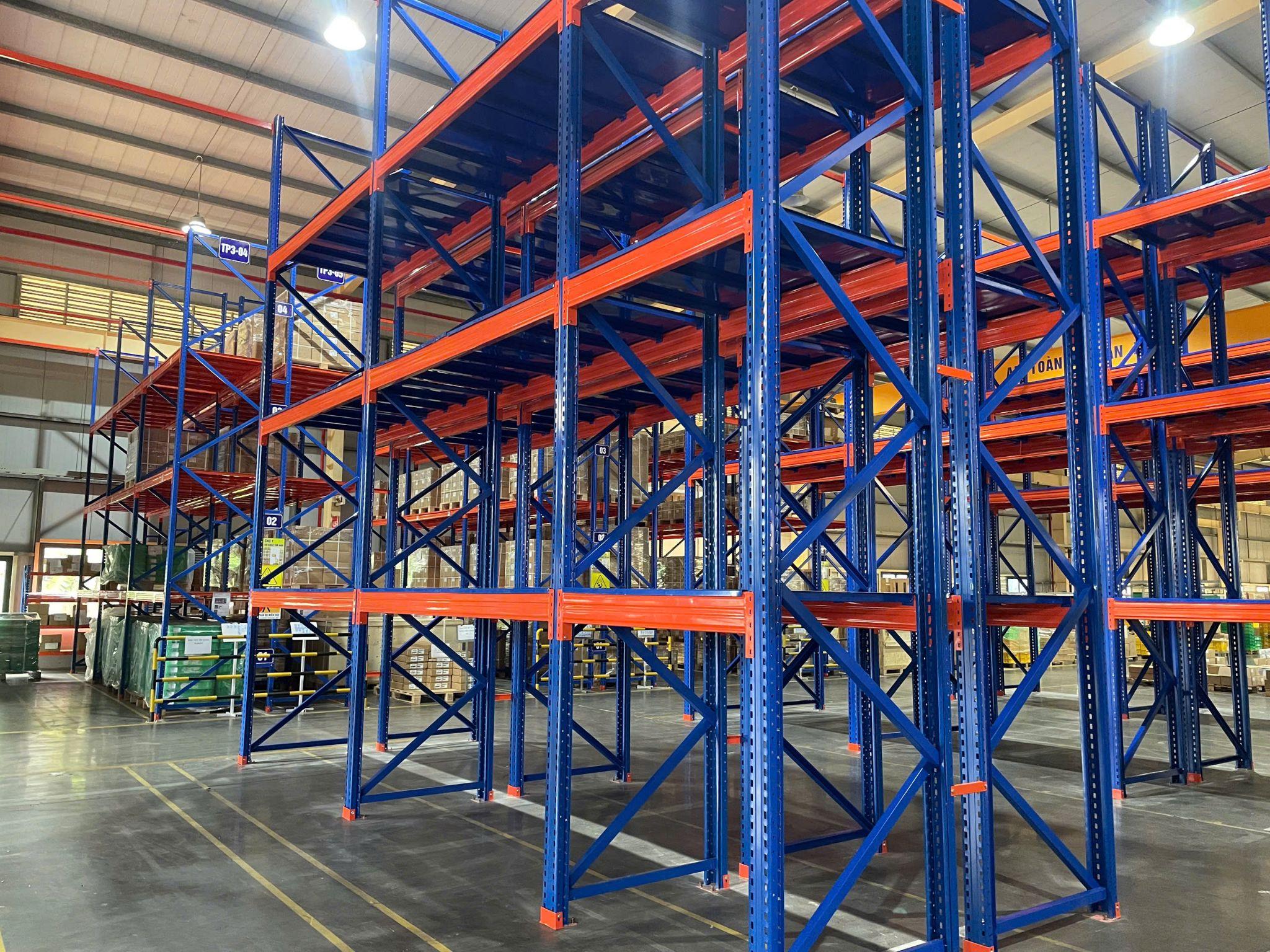 Kệ công nghiệp hiện đại tiết kiệm diện tích không gian