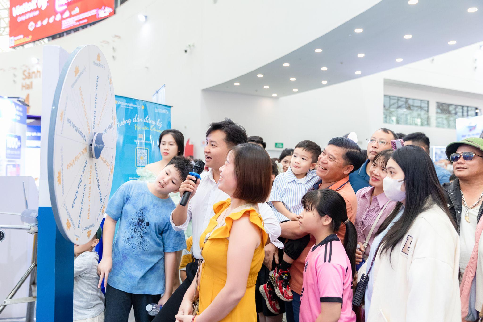 Gian hàng Vietnam Airlines hút khách tham quan tại Hội chợ Mùa thu 2025 - 8