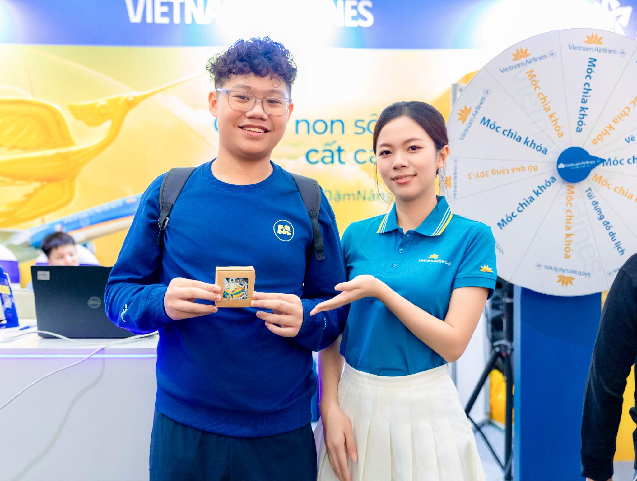 Gian hàng Vietnam Airlines hút khách tham quan tại Hội chợ Mùa thu 2025 - 9