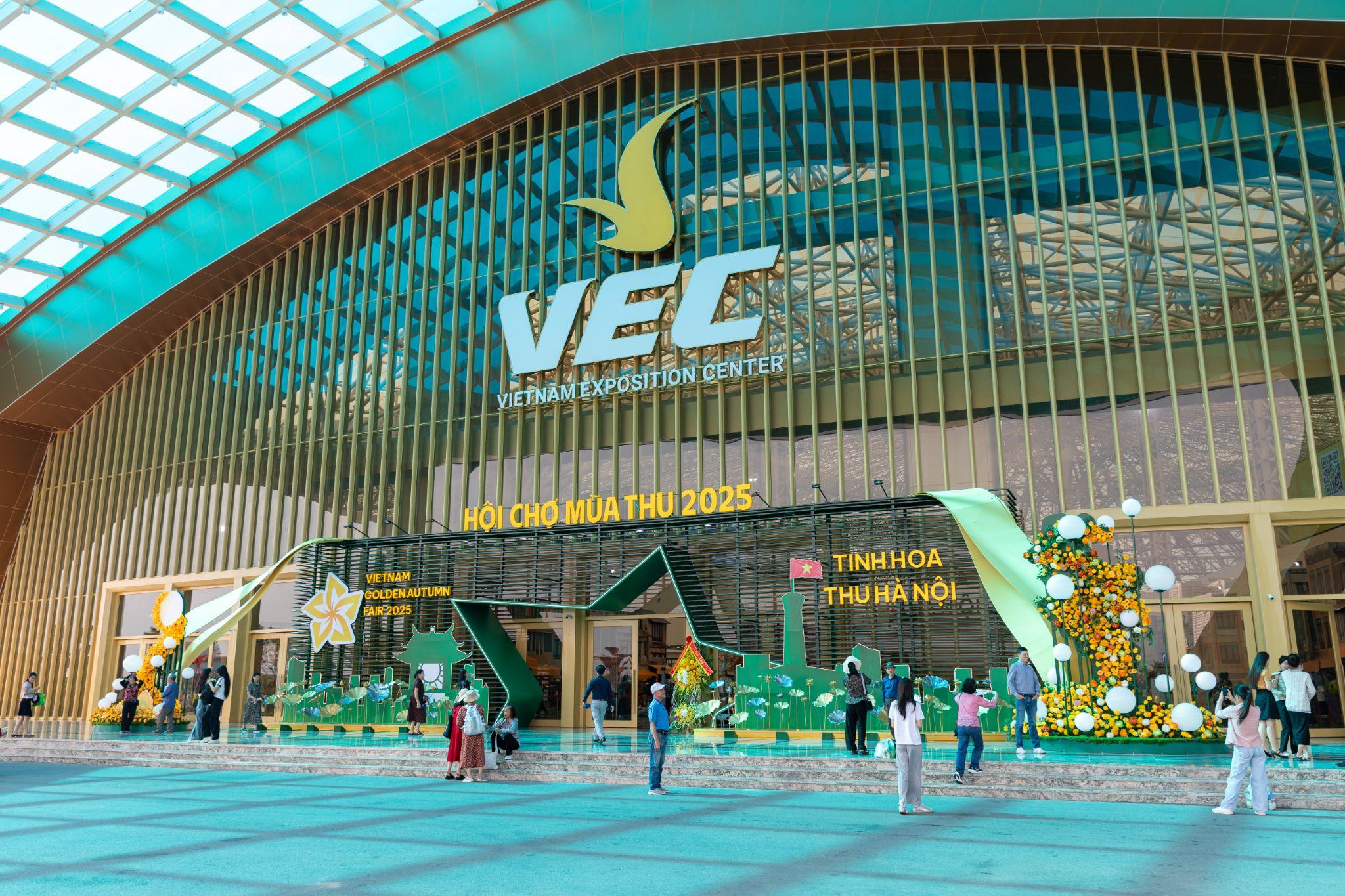 Gian hàng Vietnam Airlines hút khách tham quan tại Hội chợ Mùa thu 2025 - 10