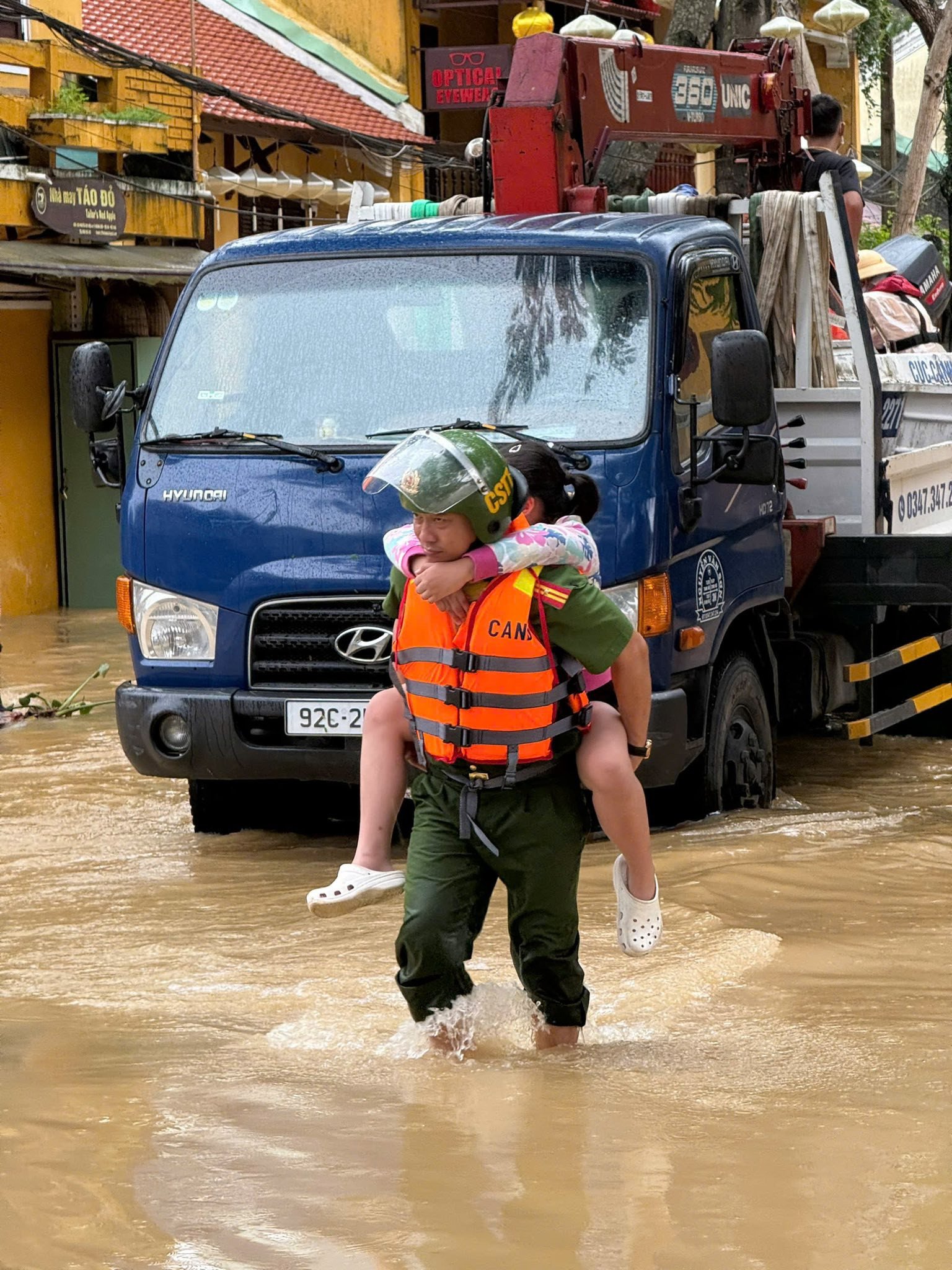 Hoa hậu Tiểu Vy đăng ảnh ở quê nhà Quảng Nam (cũ), bày tỏ sự xót xa. Ảnh: FBNV