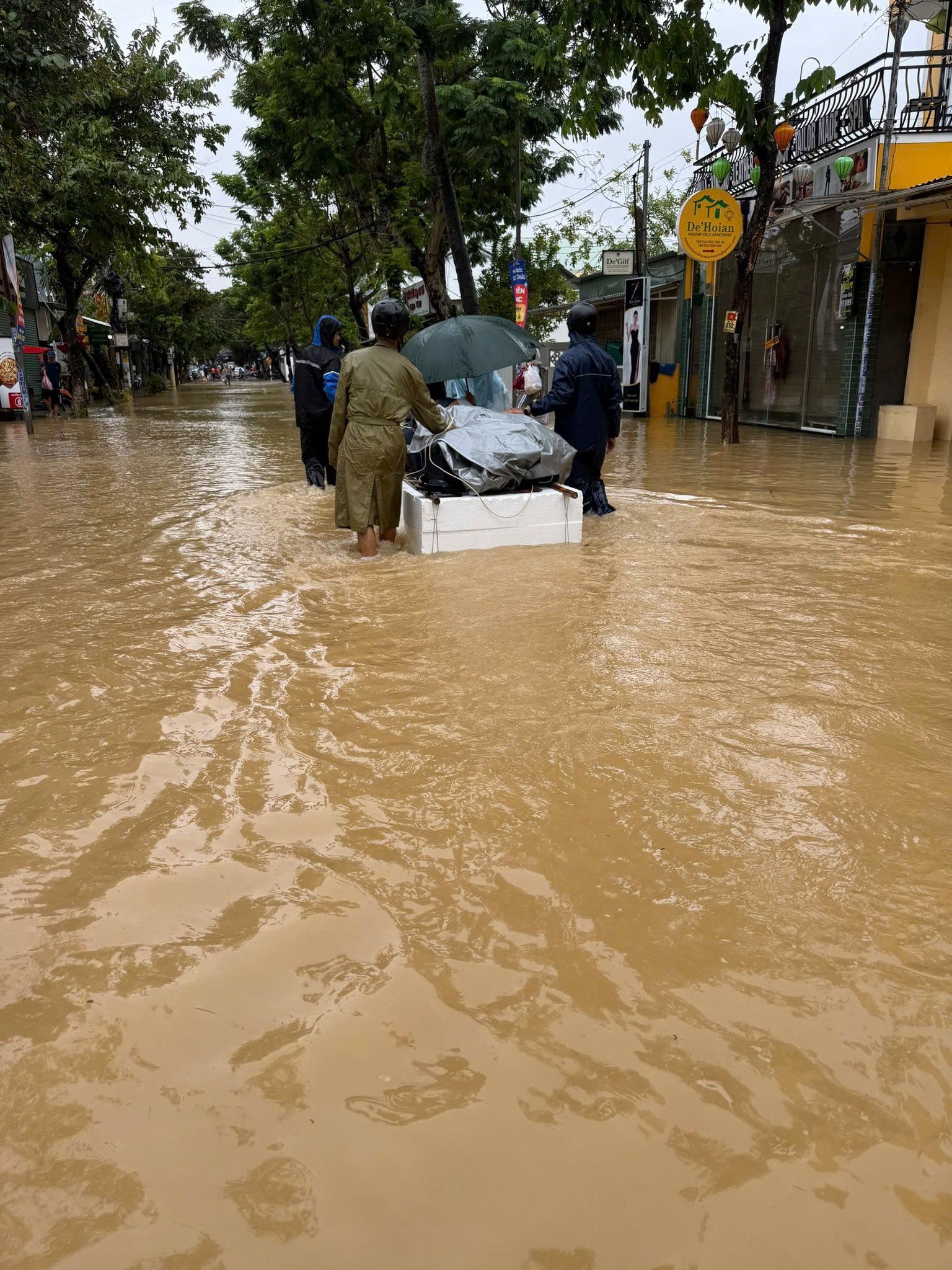 Hoa hậu Tiểu Vy đăng ảnh ở quê nhà Quảng Nam (cũ), bày tỏ sự xót xa. Ảnh: FBNV