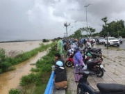 Quảng Ngãi đang giải cứu nhiều người dân mắc kẹt trên sông Trà Khúc