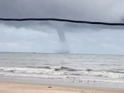 Vòi rồng cao hàng chục mét xuất hiện trên biển Lâm Đồng