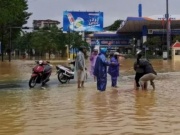 Một sản phụ sinh con giữa dòng nước lũ ở Huế