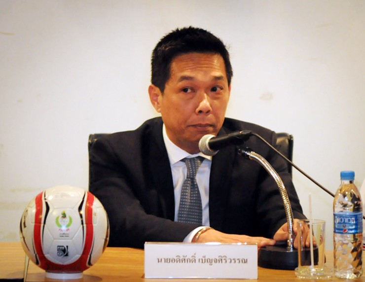 Phó chủ tịch Adisak Benjasiriwan của FAT trực tiếp sang Việt Nam ngày 29/10 để xin lỗi VFF.