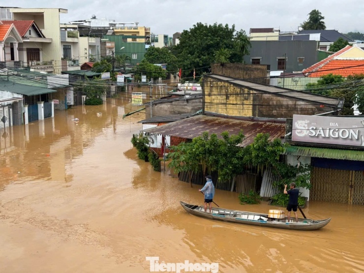 Chạy lũ chỉ kịp ôm con, còn lại để mặc cho nước cuốn trôi - 1