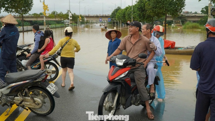 Ông Lê Văn Công bị tai biến, nằm liệt giường được người nhà đưa đi tránh lũ.