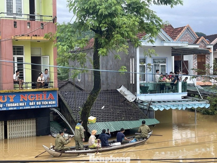 Xã Sơn Hà bị ngập sâu, có nơi ngập đến 3m.