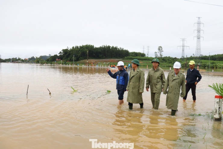 Ông Nguyễn Hoàng Giang - Chủ tịch UBND tỉnh Quảng Ngãi, đi kiểm tra vùng ngập lũ xã Bình Minh.